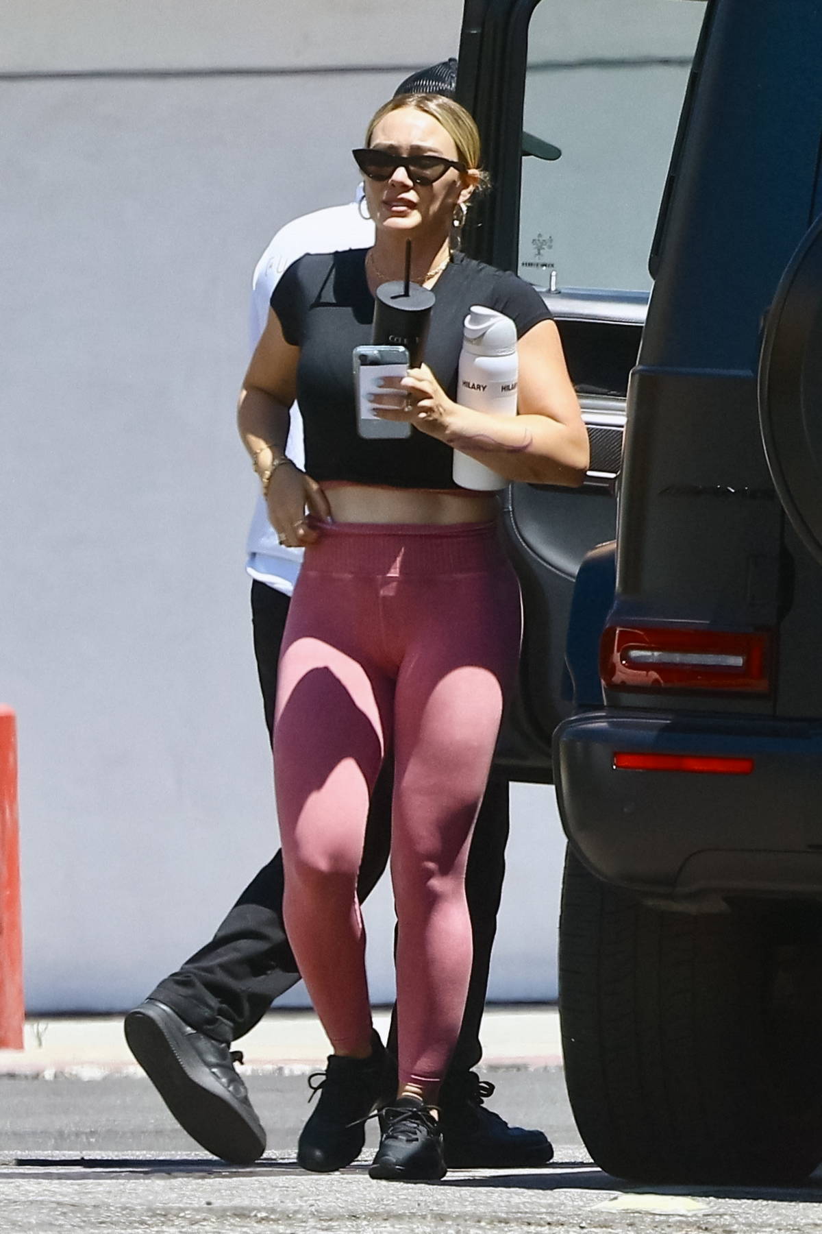 Hilary Duff shows off knockout pins in leggings on LA coffee run