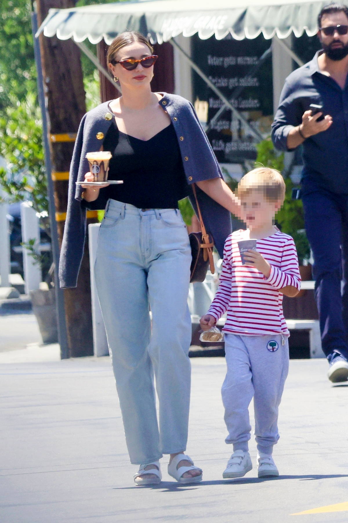 Miranda Kerr Takes Their Son For A Sweet Treat At Brentwood Country Mart In Los Angeles 170723 2 
