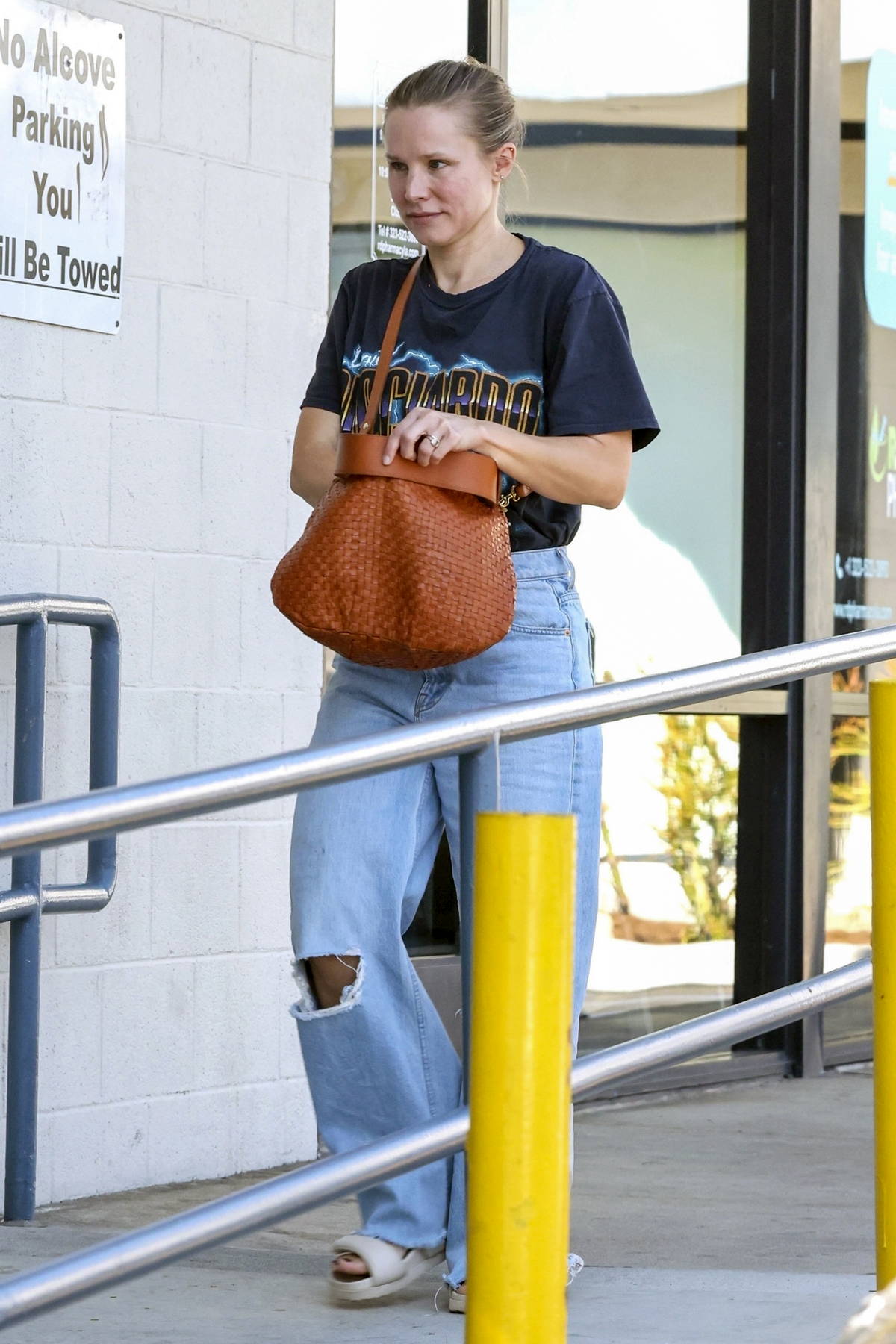 kristen bell wears a floral crop top and jeans while out shopping with her  mother in los feliz, california-070522_7
