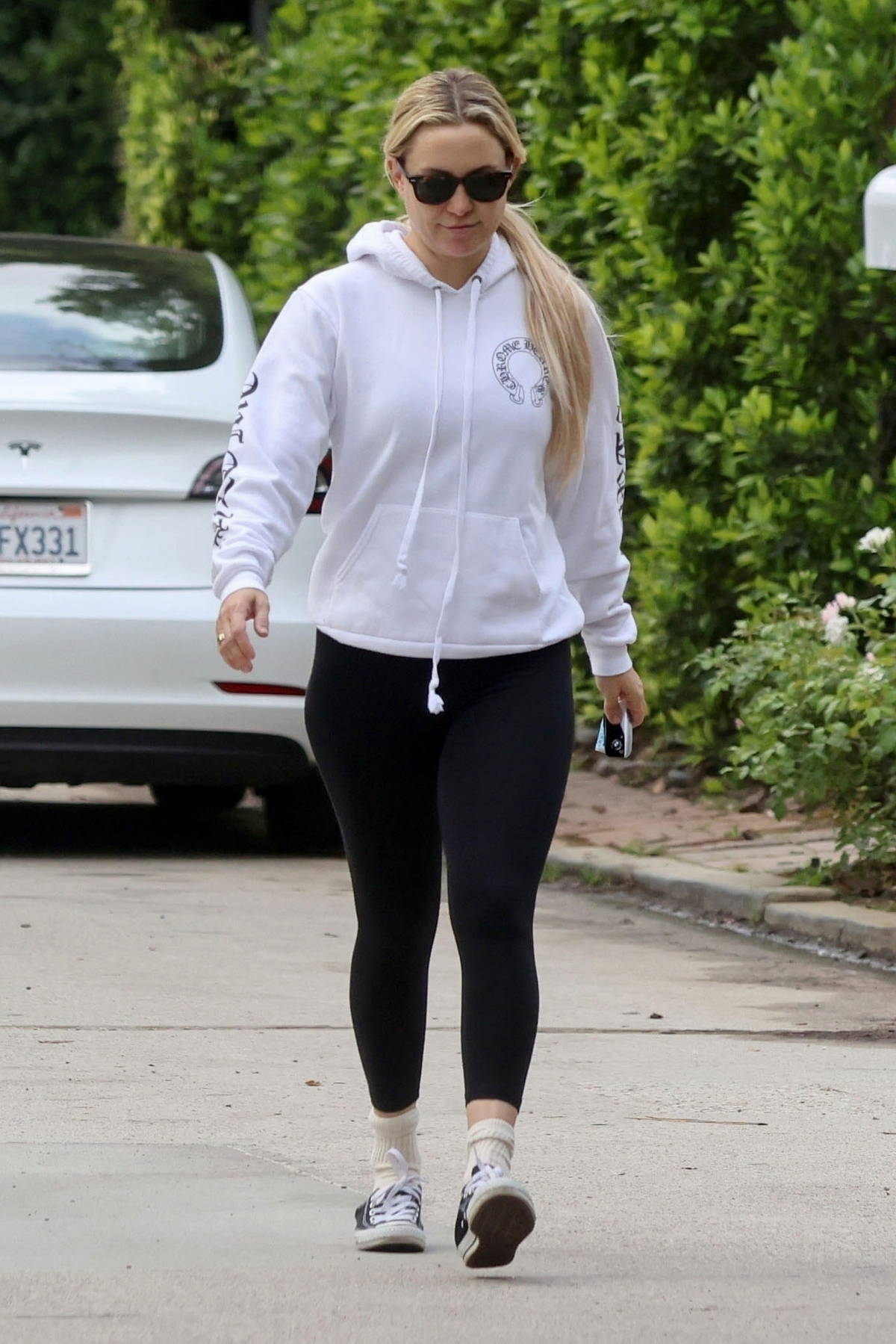 Kate Hudson sports a hoodie and leggings while out on a morning walk in Los  Angeles-221223_4