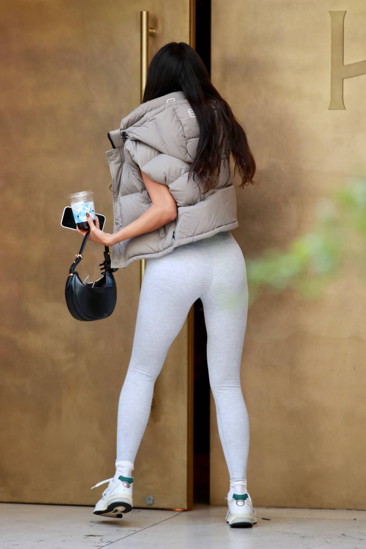 Eiza Gonzalez shows off her fabulous frame in grey leggings and a