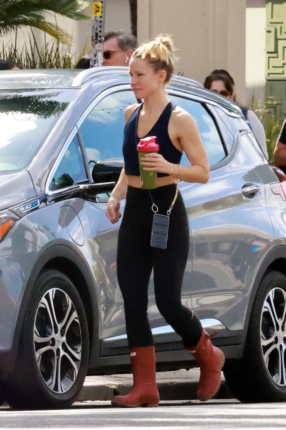 Kristen Bell shows off her athletic physique in tank top and leggings while  attending her Pilates