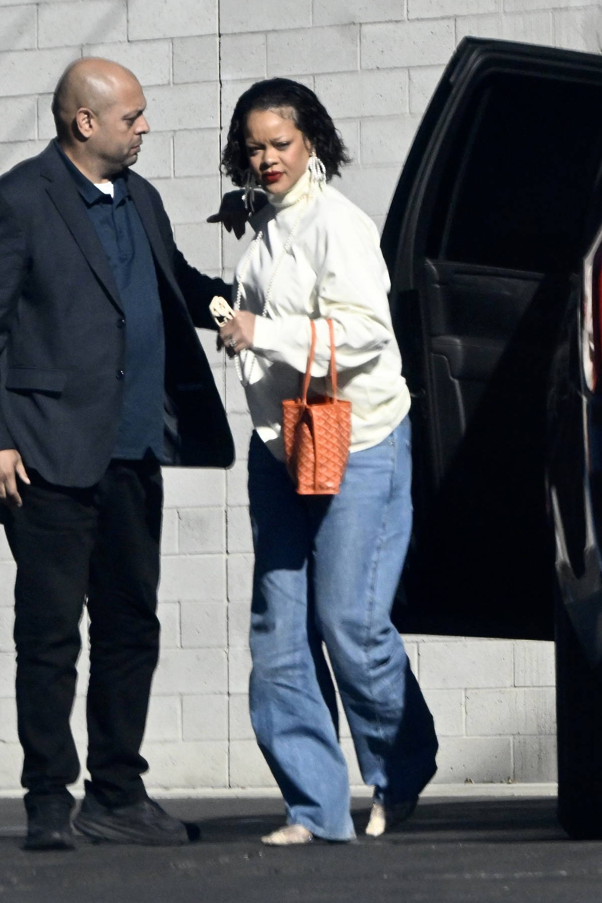 Rihanna-carries-a-Goyard-Saint-Louis-Shopping-Bag-while-arriving-for-a-meeting-in-Los-Angeles-171124_1.jpg (1200×1800)